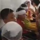 "Жабыркагандардын көбү балдар". Кытайда колуна бычак алган кароолчу окуучуларга кол салды