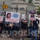 Биринчи Май райондук сотунун алдында Алмазбек Атамбаевге каршы тараптын нааразычылык акциясы өтүп жатат