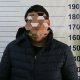 Бишкекте күзөтчүнүн кабинасын сүзүп, кызматкерге кол көтөргөн айдоочу 2 айга камакка алынды