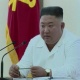 Ким Чен Ын адаттан тыш жарашыктуу кийинип, бардыгын таң калтырууда