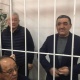 Экс мэрлердин эки жылдан берки соттук иштери: Албек Ибраимов менен Кубанычбек Кулматовго козголгон кылмыш ишти кароо 17-июнда уланат