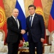 Президент Сооронбай Жээнбеков Владимир Путинди Орусия күнү менен куттуктады