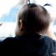 "Атасы уктап турганча". АКШда жабык унаада 5 саат бою калган 2 наристе каза болуп калды