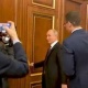 Путин жеке кабинетиндеги жашыруун бөлмөсүн көрсөттү