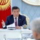 "Баарыңар айып пул төлөшүңөр керек". Президент бет капсыз сүрөткө түшкөн өкмөт мүчөлөрүнө айып пул салууну талап кылды