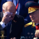 Лукашенко Москвада өткөн Жеңиш парадында согушка катышкан ардагер менен сүйлөшүп жатып көзүнө жаш алды