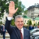 Москвада Шавкат Мирзийоевди мекендештери тосуп алып, президенттин унаадан түшүп келип алар менен учурашканы мактоого арзып жатат