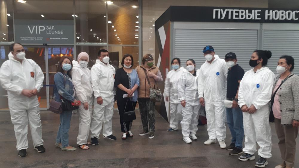 Бүгүн Москвадан Бишкекке жолго чыккан дарыгерлердин сүрөтүн Фэйсбуктун Максым Баткенский деген колдонуучусу жарыялады.