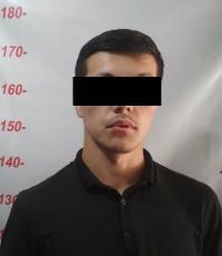 Жалал-Абадда 18 жаштагы жаран кайненесин мыкаачылык менен өлтүрүүгө шектелип кармалды. Ал кайнатасына да бычак сайганы айтылды