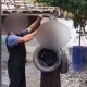 Күйөөсү моюнуна дөңгөлөк асып, аялын чапкылаган окуя боюнча соттун өкүмү чыкты. Айыпталуучу эркиндикке бошотулду