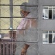 "Бүгүнкү күндүн баатырларына арналат". Улуттук госпиталдын имаратынын бирине дарыгерлердин урматына стрит-арт тартылат