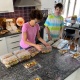 Британиянын Кыргыз өлкөсүндөгү элчиси үй-бүлөсү менен Бишкектеги медкызматкерлерге түшкү тамак даярдап жаткан сүрөтү жарыяланды
