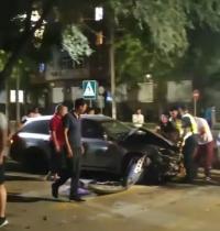 Бишкекте жол тандабас менен жеңил унаа сүзүшүп, 3 адам жаракат алды