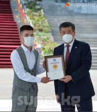 "Алтын сертификатка" ээ болгон абитуриент: "Азыркы кырдаал дарыгерлик кесиптин маанилүүлүгүн көрсөттү, мен ушул кесипти тандадым"