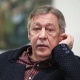 Жол кырсыгына кабылган орусиялык актёр Михаил Ефремовдун унаасынан белгисиз жүргүнчүнүн издери табылды
