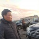 "Элдешип алышты". Бишкекте күзөтчүнүн кабинасын сүзүп, кызматкерге кол көтөргөн айдоочунун иши токтотулду