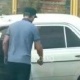 Унаанын алдында жаткан кишини бети башына тепкилеген жаран кармалды
