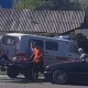 ЭЛДИК ВИДЕО: Бишкекте жол жээгинде суусундук сатып отурган аялды унаа сүзүп кетти