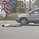 Бишкекте жолдон чуркап өтүп кетүүгө аракет кылган жаранды унаа коюп кетти (видео)