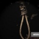 Майлуу-Суу шаарында 40 жаштагы эркек киши үйдүн чатырына асынып алды