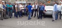 Кыйкырып, биргеликте кол чабышып... Жогорку Соттун алдында митинг өтүүдө
