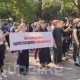 Ак Үйдүн алдына митингге чыккан "Караван" соода борборунда иштеген жарандарга президенттик аппараттын өкүлү чыкты