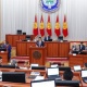Парламентте Ысык-Көлдүн айланасы таштандыга толуп кеткени боюнча маселе көтөрүлдү