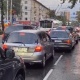 "Таң калычтуу, буларга айдоочулук күбөлүктү ким берген?". Орусиялык блогер Бишкектеги айдоочуларга таң калды