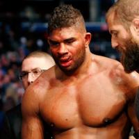 UFC`нин тарыхында эң көп каражат алган мушкерлердин бири Алистар Оверим каршылашын нокаут менен жеңип алды