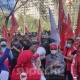 "Бүтүн Кыргызстан" шайлоого катышабы? Соттук имараттын алдына эл топтолду (фото)