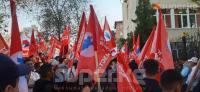 Тынбай кыйкырган жарандар. "Бүтүн Кыргызстан" партиясынын тарапташтары соттун чечимин күтүүдө