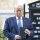 Дональд Трамптын кол тамгасы коюлган Библия 37 миң 500 долларга сатыкка коюлду
