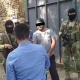 Жалал-Абадда кылмыштуу топтун мүчөлөрү кармалды. Шектүүлөр эркек кишини курсакка атып, дагы бир үй-бүлө мүчөлөрүн ур-токмокко алып, акча талап кылышкан