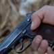 Өзгөндө аскердик бөлүктүн офицери өзүн кокустан бутка атып алды