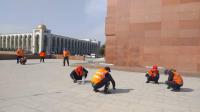 "Тазалыктын" жумушчулары борбордук аянтты сагыздардан тазалоодо (фото)