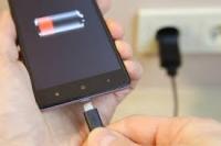 Казакстанда 15 жаштагы кызды телефон кубаттагычы аркылуу ток уруп каза болду