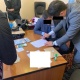 Иш бөлмөсүнөн 1 миллион 331 миң сом табылды. УКМК Экономика министрлигинин кызматкерин пара берип жаткан учурда кармады