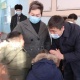 Билим берүү министри 700 балага жаңы жылдык белектерди тапшырды (сүрөт)