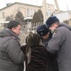 Сузак милициясынын алдында аял өзүн-өзү өрттөмөкчү болду. Ал кызын өгөй атасы зордуктап жүргөн дегенге ишенбейт