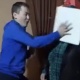 Апасынын бетине тортту жаба чапкан жигит талкууда (видео)