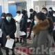 Бишкектеги №1046 шайлоо тилкесинде урна иштебей шайлоочулар бюллетендерин көтөрүп кезекте турушат