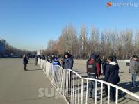 "Ала-Тоо" аянтына сахна орнотулуп жатат. Анда Садыр Жапаров келип сүйлөөсү күтүлүүдө