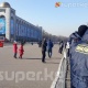 "Ала-Тоо" аянтында унааларга чектөө киргизилди. Учурда сахнаны куроо иштери уланып, адамдар чогулууда
