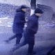 Кыздар жашаган батирге кирип, алардын телефонун, банктык карточкаларын алып кетишкен. Бишкекте карактоо менен алектенген кылмыштуу топ кармалды