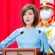 "Элдин президенттери жөө эле келет". Кечээ Бишкекте орун алган жол тыгынынан кийин социалдык тармактар бир ай мурун өзүнүн инаугурациясына жөө келген Молдованын президентин эстешти