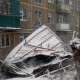 Ош шаарында көп кабаттуу үйдүн 280 чарчы метр чатырын шамал учуруп кетти