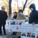 Коронавирустан каза болгондордун жакындары Саламаттыкты сактоо министрлигинин алдына митингге чыгышты