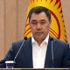 Садыр Жапаров филармонияга кирип келди. Ал Манастын эстелигинин алдына туруп таазим кылды