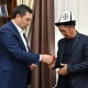Эки бөлмөлүү батирдин ачкычын тапшырды. Президент октябрь окуясында каза болгон Үмүтбектин үй-бүлөсү менен жолукту (сүрөт)