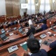 Депутаттар жабык эшик артында жыйынды улантышты. Бирок кайсы маселени талкуулашканы белгисиз
